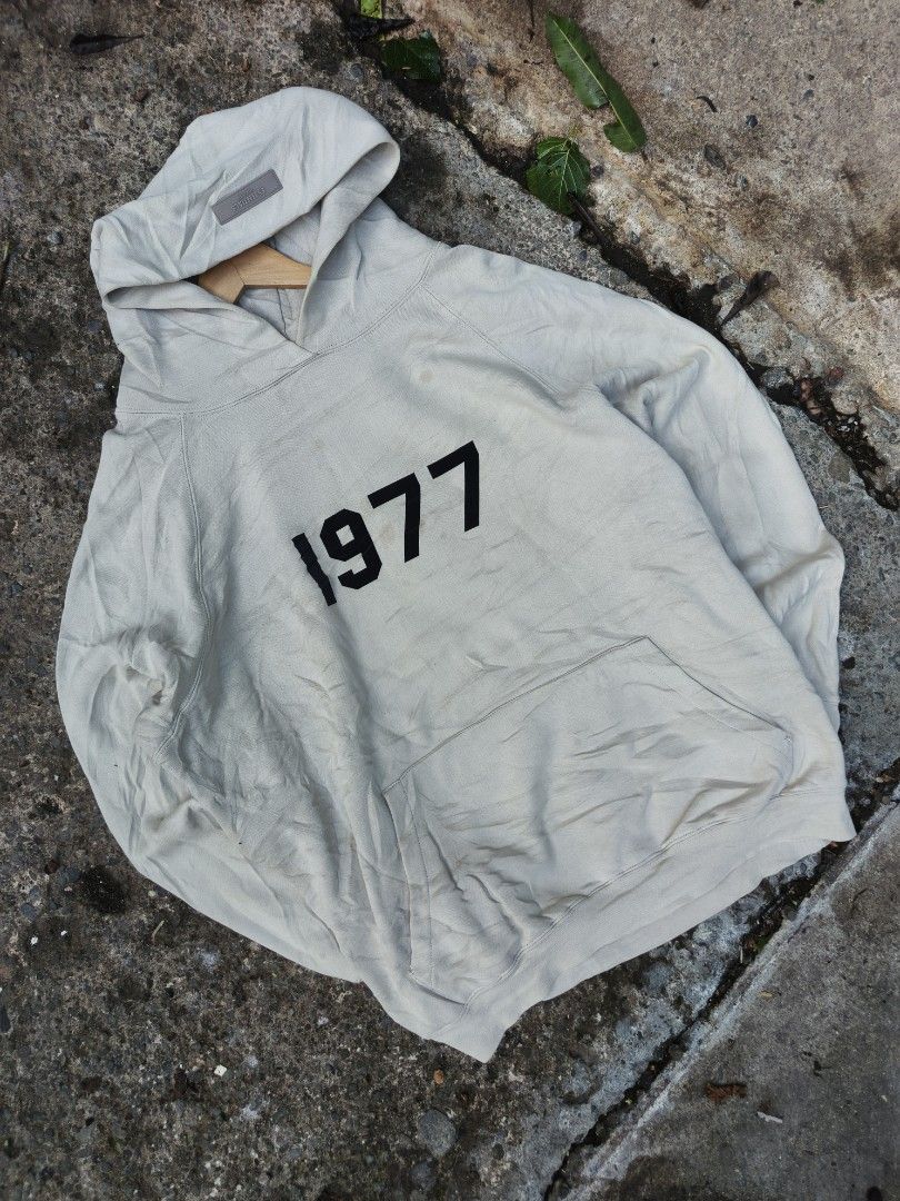 Essential 1997 (Category: Coats, Jackets and Outerwear) located in Trento. Submitted by renanteblanco113 (Listing ID 1464764487, Image 1). Description: Essential 1997 Pullover Dimes: 26.5x28 Excellent condition Color rate: 9.7/10 "color may vary due to lighting outdoor" Issue: need wash fresh from bale, scratch.