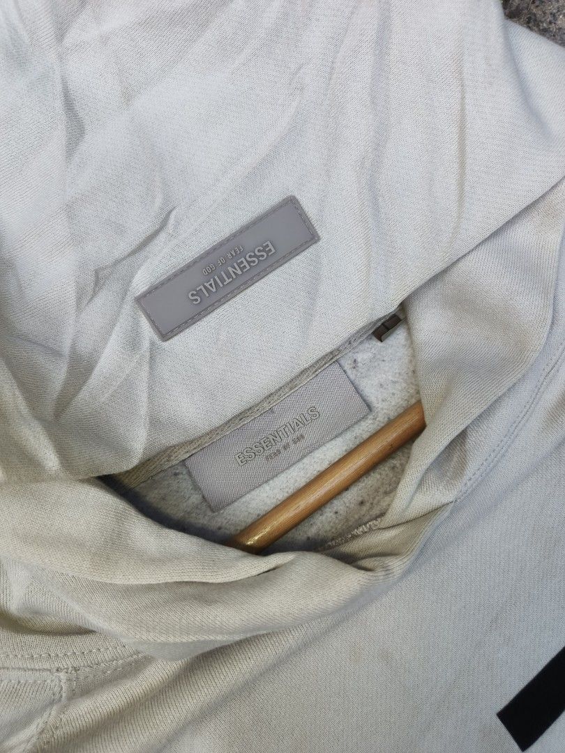 Essential 1997 (Category: Coats, Jackets and Outerwear) located in Trento. Submitted by renanteblanco113 (Listing ID 1464764487, Image 3). Description: Essential 1997 Pullover Dimes: 26.5x28 Excellent condition Color rate: 9.7/10 "color may vary due to lighting outdoor" Issue: need wash fresh from bale, scratch.