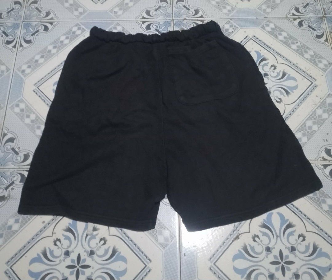 ESSENTIAL FOG short (Category: Shorts) located in Butuan. Submitted by waste_thrifted (Listing ID 1464726655, Image 2). Description: 30/17 dimensions color rate 9/10 no issue.