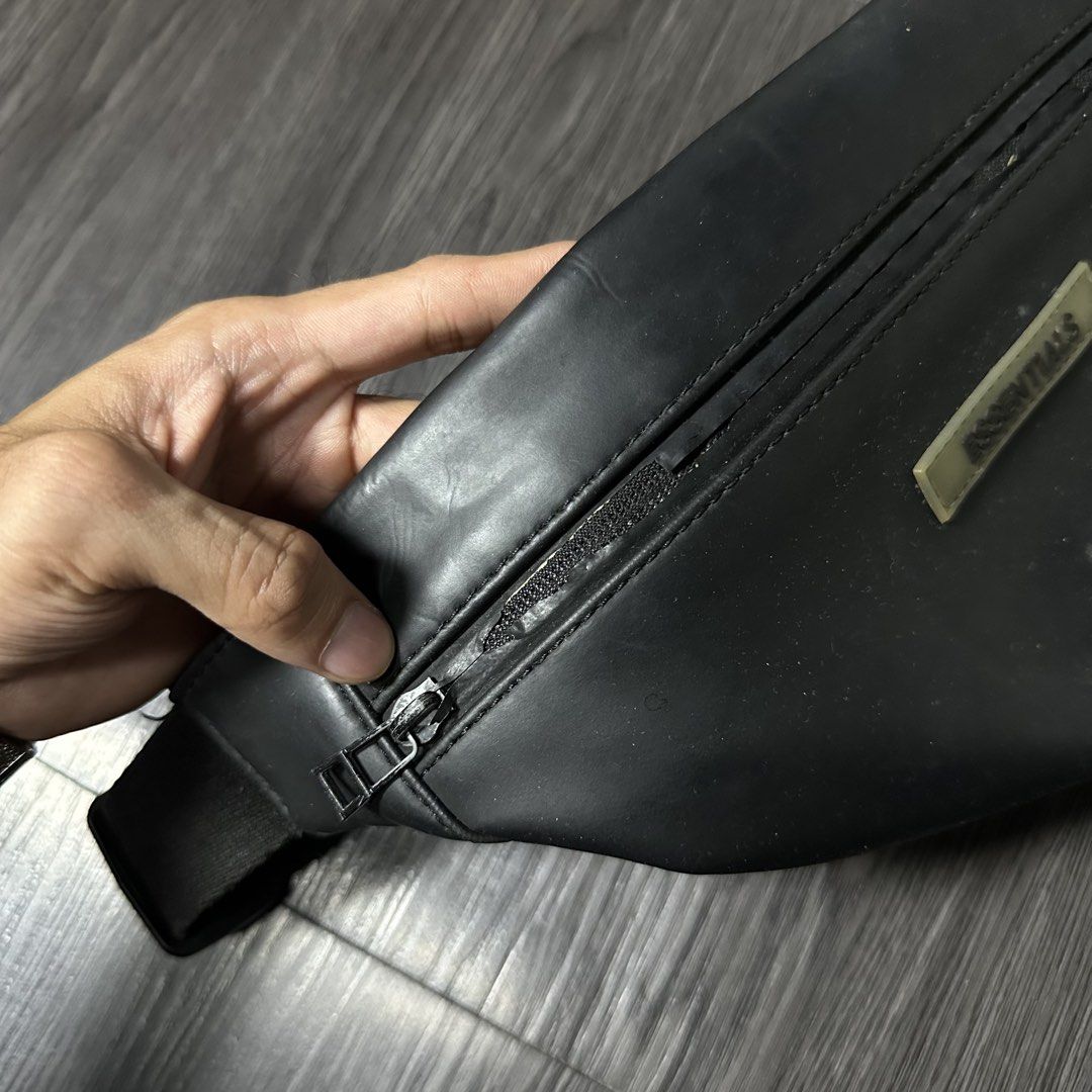 ESSENTIALS WATERPROOF BELT BAG (Category: Sling Bags) located in San Jose del Monte. Submitted by xanthrift2.0 (Listing ID 1464665247, Image 3). Description: ESSENTIALS WATERPROOF BELT BAG color rate: 9/10 dimes: 11W x 6L ₱799 .