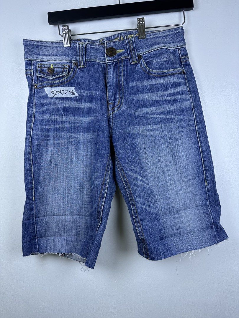 Evisu Genes Denim Shorts (Category: Shorts) located in Manila. Submitted by declutterpromax (Listing ID 1464617994, Image 1). Description: - Brand: Evisu Genes - Type: Blue Denim Shorts - Style: Distressed with frayed hem - Features: Classic Evisu stitching on back pockets, button fly closure - Occasion: Great for casual wear.