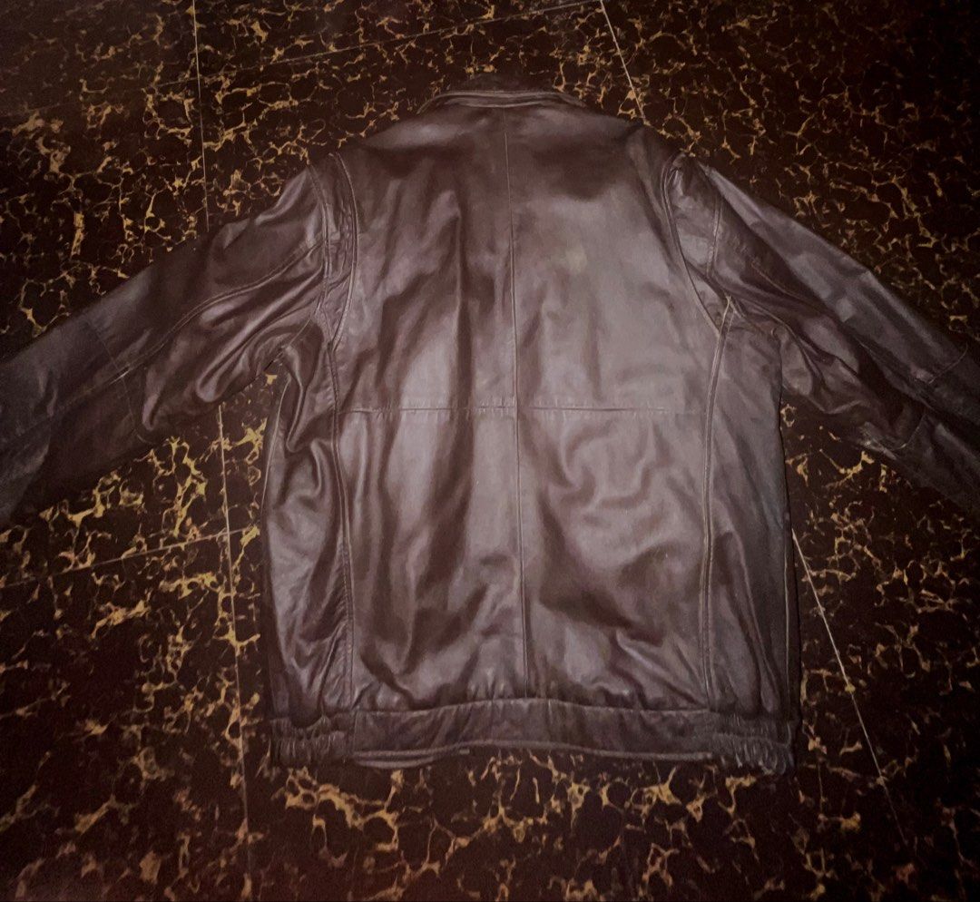 EXCELLED VINTAGE OUTERWEAR PIECE (Category: Coats, Jackets and Outerwear) located in Manila. Submitted by preloved_quality216 (Listing ID 1464677044, Image 2). Description: - Classic brown leather jacket - Zip-up front closure - Quilted lining for warmth - Two interior pockets - Button closure on cuffs - Ideal for cooler weather - Versatile styling with jeans or trousers.