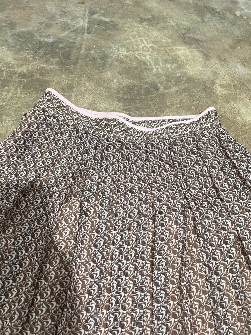 Fendi skirt (Category: Looking For) located in Davao. Submitted by mj_designervintagecurator (Listing ID 1464602701, Image 2). Description: 📌In good condition 📌waist 26- hips free - length 29 inches.