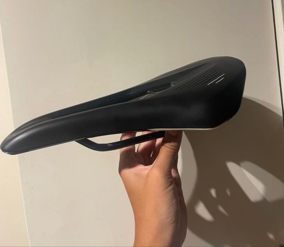 FIZIK Vento Argo R1 Bike Saddle (Category: Bicycles) located in Calamba. Submitted by athlete_decluttering (Listing ID 1464601739, Image 2). Description: Still in very good condition Negotiable RFS: declutterring 140mm.