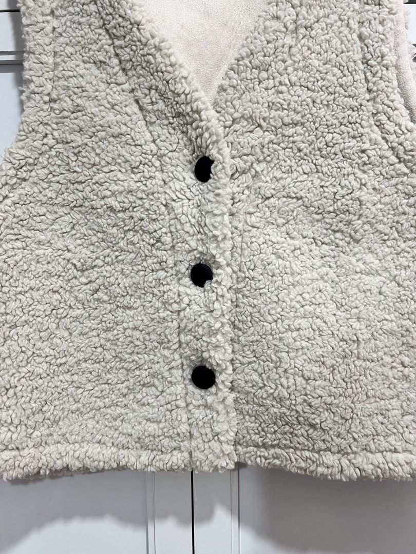 FLEECE VEST JACKET (Category: Coats, Jackets and Outerwear) located in Valenzuela. Submitted by stayradwithme (Listing ID 1464736492, Image 3). Description: FLEECE VEST JACKET Size: M-L Color: Cream Condition: 10/10 RFS: Decluttering AVAIL.