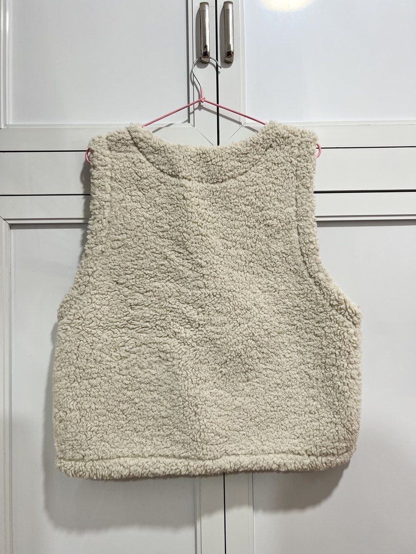 FLEECE VEST JACKET (Category: Coats, Jackets and Outerwear) located in Valenzuela. Submitted by stayradwithme (Listing ID 1464736492, Image 2). Description: FLEECE VEST JACKET Size: M-L Color: Cream Condition: 10/10 RFS: Decluttering AVAIL.