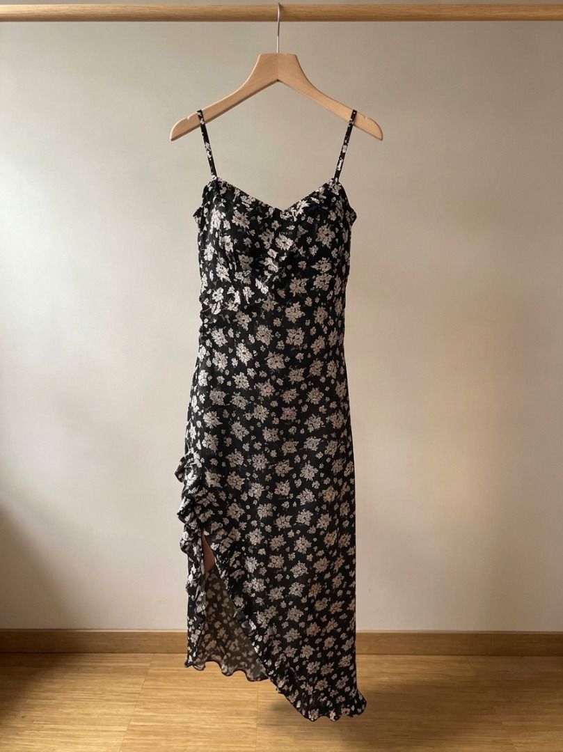 Floral Dress (Category: Dresses) located in Manila. Submitted by meedclothing (Listing ID 1464704274, Image 1). Description: - Side zip - Adjustable strap 📌 PLEASE READ BEFORE ORDERING: ⏳ Reservation: Strictly 2 days only 📦 Shipping: Everyday except Sundays & holidays ♻️ Condition: Pre-loved / used item ❌ No cancellation of orders 💰 Fixed price — no tawad IMPORTANT NOTE: Since this is a pre-loved/used item, please manage your expectations. Min