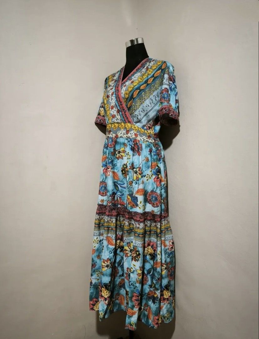 Floral printed maxi dress (Category: Dresses) located in Manila. Submitted by wearforce (Listing ID 1464585661, Image 2). Description: Floral printed maxi dress can fit M-L good condition no issues color rate 9/10 170 + sf.