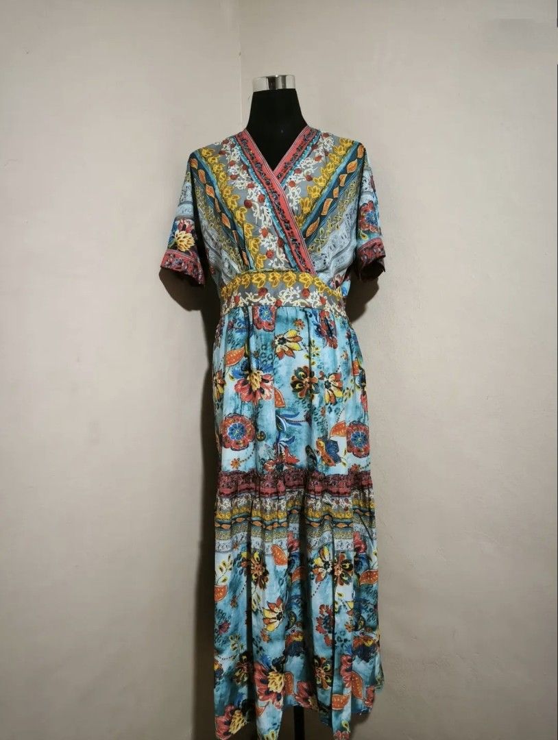 Floral printed maxi dress (Category: Dresses) located in Manila. Submitted by wearforce (Listing ID 1464585661, Image 1). Description: Floral printed maxi dress can fit M-L good condition no issues color rate 9/10 170 + sf.