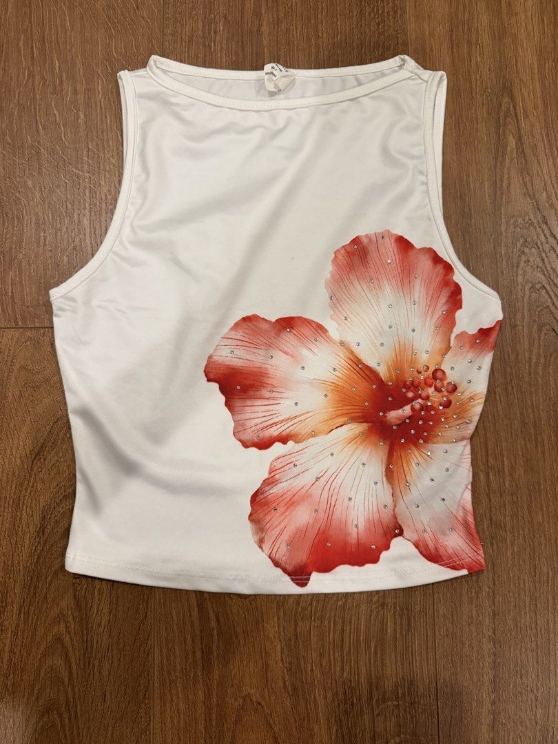 Floral top (Category: Sleeveless) located in Paranaque City. Submitted by bbyooodaa (Listing ID 1464635217, Image 1). Description: Super cute Zara L vibes!! Only used it 2 time Very flattering.