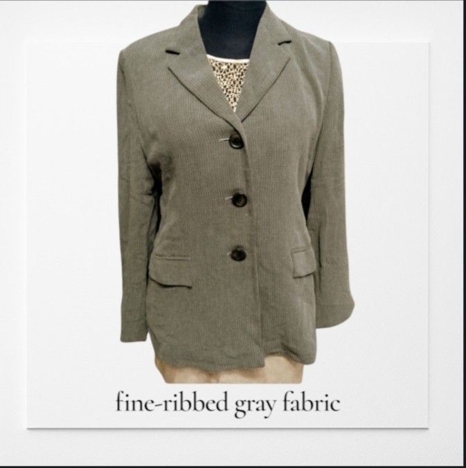 Fontana Grande Fine Rib Textured Gray Blazer Jacket Medium (Category: Coats, Jackets and Outerwear) located in Bacoor. Submitted by aithriftcloset (Listing ID 1464741813, Image 3). Description: Code: Simple Yet Elegant 📢"Please refer to the first photo for the most accurate depiction of the jacket's true color, as lighting may vary in other shots." 📢NOTE: 9/10 🏆👌Fontana Grande Fine Rib Textured Gray Blazer Jacket Medium ⭐Product Description �