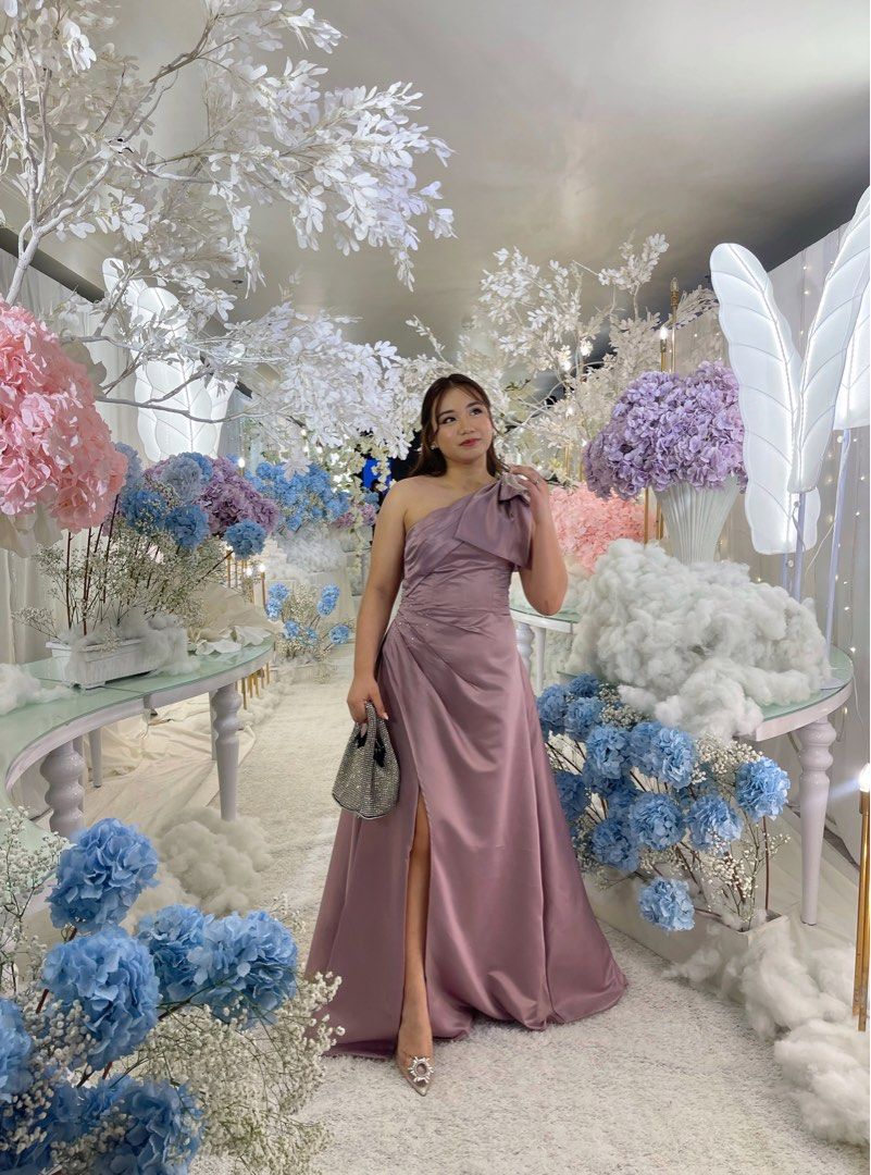 FOR RENT Gown (Category: Evening dresses & gowns) located in Davao. Submitted by declutteredtrinkets (Listing ID 1464659010, Image 2). Description: FOR RENT DAVAO ONLY BUST: 351/2" WAIST: 31" HIPS: 35" LENGTH: 45" 3 DAYS.