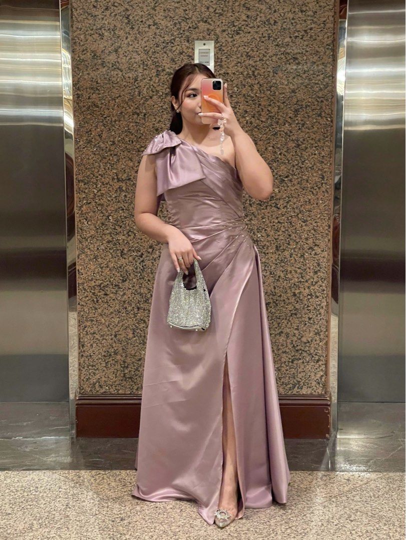 FOR RENT Gown (Category: Evening dresses & gowns) located in Davao. Submitted by declutteredtrinkets (Listing ID 1464659010, Image 1). Description: FOR RENT DAVAO ONLY BUST: 351/2" WAIST: 31" HIPS: 35" LENGTH: 45" 3 DAYS.