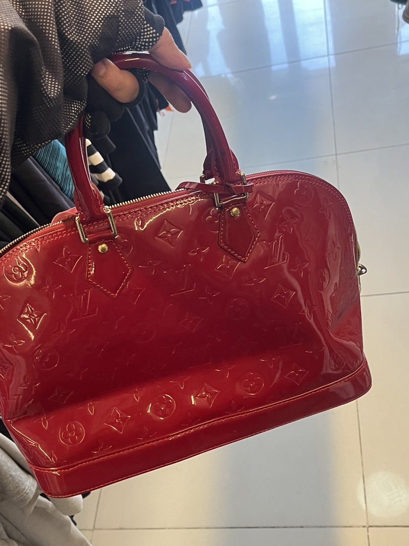 FOR SALE (Category: Luxury Bags & Wallets) located in Bulacan. Submitted by sef19 (Listing ID 1464602275, Image 2). Description: LV - condition : excellent price : ₱2,500 mop : gcash / jnt pm 📩📩📩 - 📍BULACAN .