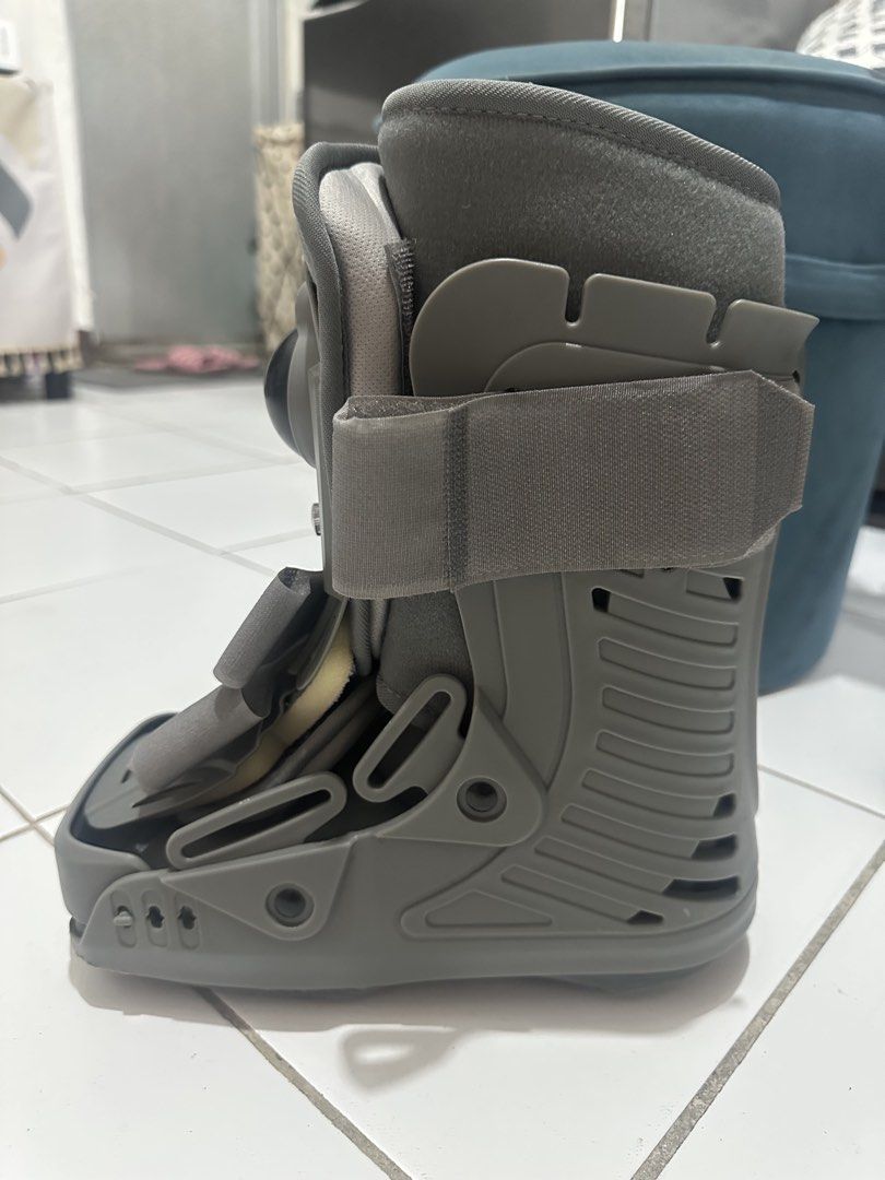 For sale: Aircast size: small (Category: Braces, Support & Protection) located in Manila. Submitted by jeniedashfer18 (Listing ID 1464700836, Image 1). Description: For sale: Aircast Size: Small RFS: No longer needed. Original Price: P3,800 Pickup or Delivery Location: Comembo Taguig.