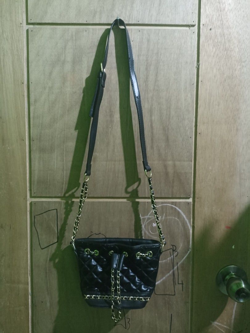 Forever 21 Black Quilted Chain Bucket Bag (Category: Shoulder Bags) located in Tarlac. Submitted by allinoneshop2178 (Listing ID 1464576522, Image 3). Description: -forever21 black mini bucket bag what you see is what you get ma like new pa super cute Neto may minimal issue po see last photos complete tags mini Lang po sya perfect Kung mahilig Ka SA mini na bag this is Preloved but well loved too for other details please pm me.