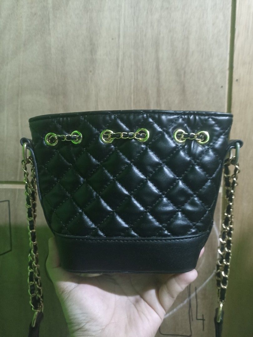 Forever 21 Black Quilted Chain Bucket Bag (Category: Shoulder Bags) located in Tarlac. Submitted by allinoneshop2178 (Listing ID 1464576522, Image 2). Description: -forever21 black mini bucket bag what you see is what you get ma like new pa super cute Neto may minimal issue po see last photos complete tags mini Lang po sya perfect Kung mahilig Ka SA mini na bag this is Preloved but well loved too for other details please pm me.