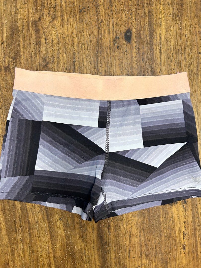 Forever 21 Cycling Shorts (Category: Activewear) located in Antipolo. Submitted by tshopph (Listing ID 1464611120, Image 2). Description: 🧘‍♀️ Forever 21 Active Printed Workout Shorts 🧘‍♀️ A stylish and flexible pair of activewear shorts featuring a cool monochrome geometric pattern and a peach waistband. Great for gym sessions, yoga, running, cycling, or active summer wear. ✨ Wide stretch waistband for support and comfort ✨ Form-fitting spande