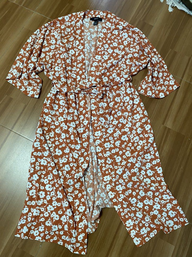 Forever 21 Floral Kimono Robe Size S (Category: Dresses) located in Manila. Submitted by reginemarquez412 (Listing ID 1464662621, Image 1). Description: - Chic orange and white floral print kimono robe - Features stylish bell sleeves - Comes with a matching tie belt - Versatile for layering over outfits or as comfortable loungewear - Size: Small (S).