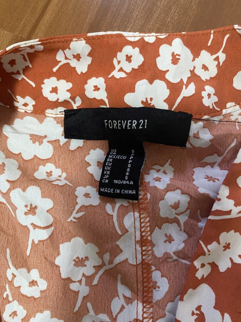 Forever 21 Floral Kimono Robe Size S (Category: Dresses) located in Manila. Submitted by reginemarquez412 (Listing ID 1464662621, Image 2). Description: - Chic orange and white floral print kimono robe - Features stylish bell sleeves - Comes with a matching tie belt - Versatile for layering over outfits or as comfortable loungewear - Size: Small (S).
