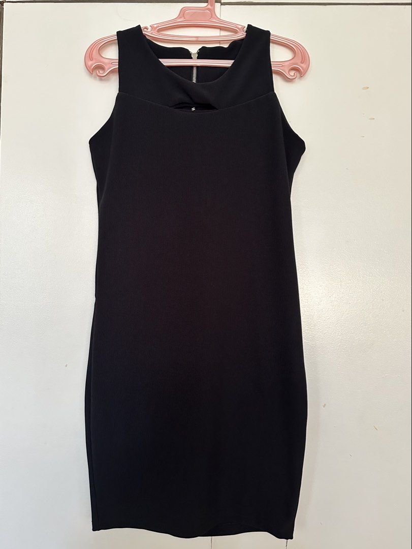 Formal Black Dress (Category: Dresses) located in Paranaque City. Submitted by preloveeed890 (Listing ID 1464650032, Image 1). Description: fits small to medium.