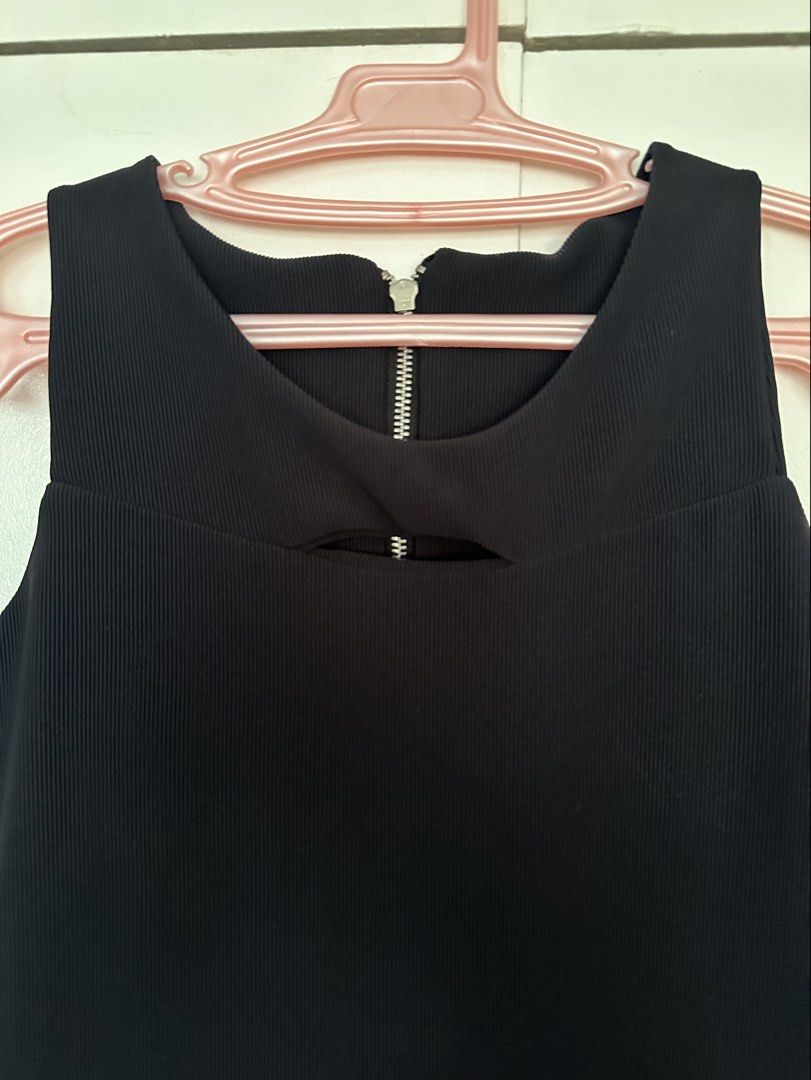 Formal Black Dress (Category: Dresses) located in Paranaque City. Submitted by preloveeed890 (Listing ID 1464650032, Image 2). Description: fits small to medium.