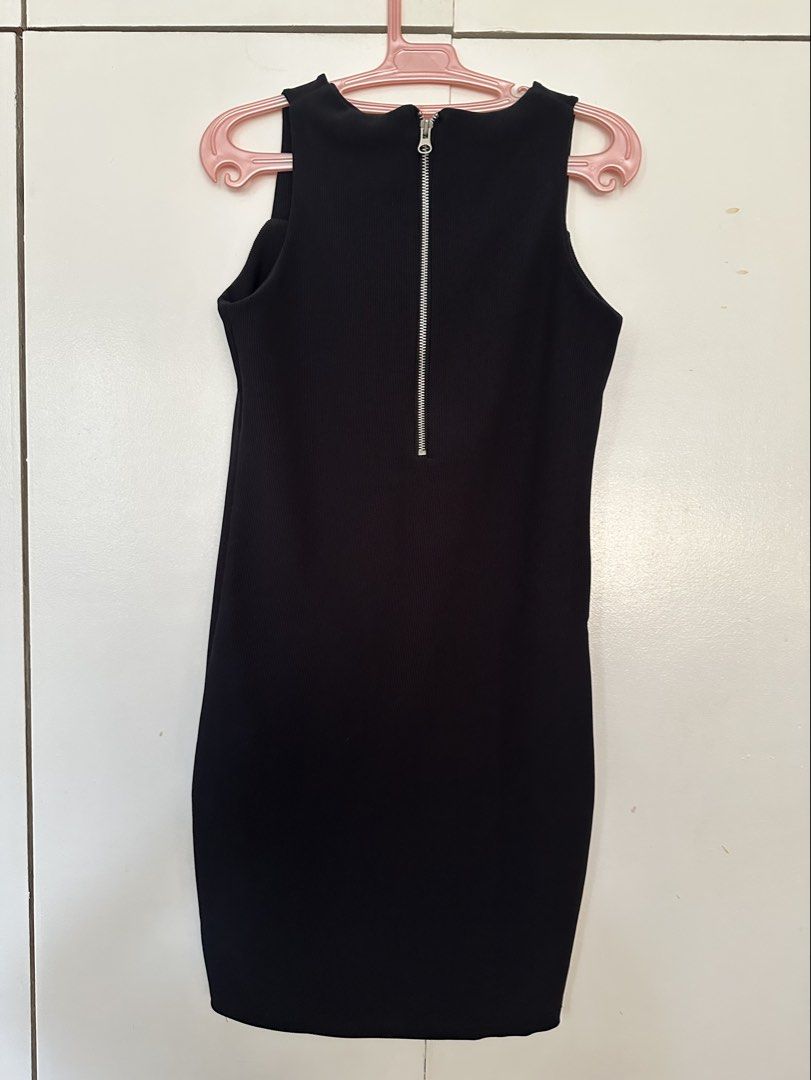 Formal Black Dress (Category: Dresses) located in Paranaque City. Submitted by preloveeed890 (Listing ID 1464650032, Image 3). Description: fits small to medium.