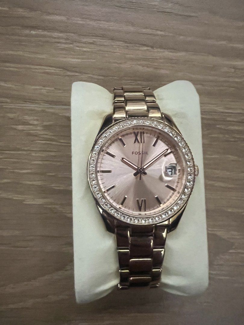 Fossil Rose Gold Crystal Bezel Watch (Category: Women's Watches) located in Manila. Submitted by joeyhaek (Listing ID 1464718579, Image 1). Description: No box No extra link Good condition.