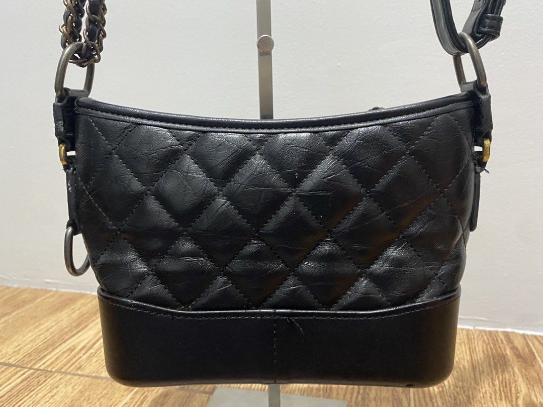 Free For Miners ( Chain Bag ) (Category: Cross-body Bags) located in Davao. Submitted by ccfinds_ph (Listing ID 1464683365, Image 3). Description: * Condition: Puffed quilt with hardware tarnish on zipper teeth Free for Miners if you buy any of the Coach bags i listed. (You need to message me mine free).