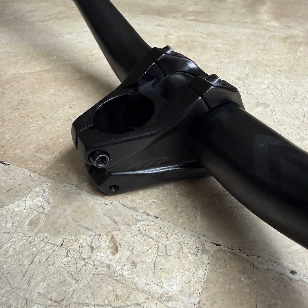 FUNN MTB Handlebar and Stem Package (Category: Bicycles) located in Muntinlupa City. Submitted by olxph_344800401 (Listing ID 1464616927, Image 3). Description: Pre-owed but in excellent condition. Kingpin Bar - 31.8 / 8deg back, 5.5deg up / 30mm rise / Cut to 765mm Crossfire Stem - 31.8 / 35mm length Extra: Deity grips (used) .