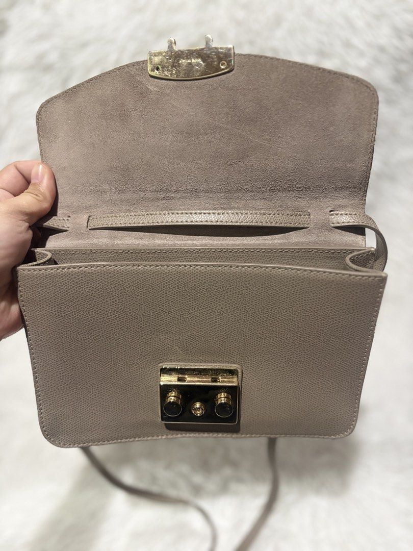 Furla (Category: Luxury Bags & Wallets) located in Baguio. Submitted by rheaanne07 (Listing ID 1464676038, Image 3). Description: .