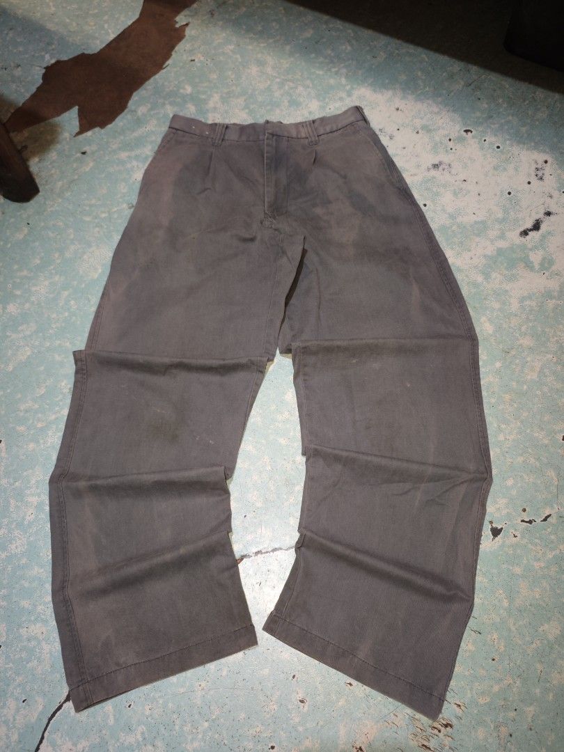 F-WORK Grey Work Pants (Category: Trousers) located in Calauag. Submitted by erv_1n (Listing ID 1464606299, Image 1). Description: Size 28 L- 40 Leg opening 9 Attention!! Work wear pants A lot of stain and issue.