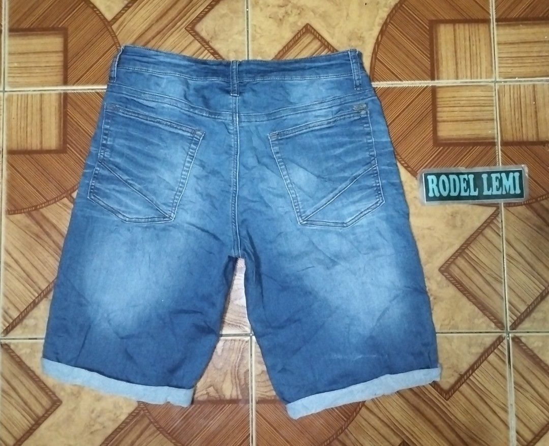 G by guess (Category: Shorts) located in Bulacan. Submitted by ryldeal030912 (Listing ID 1464690760, Image 2). Description: excellent condition slim fit no issues stretch size 32 21" lenght.