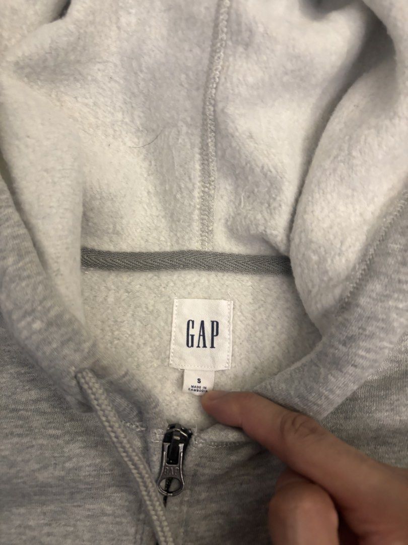 GAP Grey Zip-Up Hoodie (Category: Hoodies) located in Paranaque City. Submitted by max_bully014 (Listing ID 1464607972, Image 2). Description: - Grey zip-up hoodie from GAP - Features classic GAP logo across the chest - Includes a hood and a front pocket - Size: S - Ideal for casual everyday wear.
