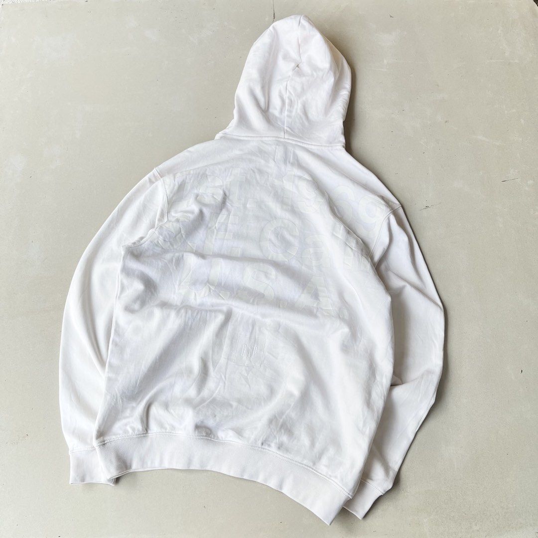 GAP Hoodie (Category: Coats, Jackets and Outerwear) located in Mandaue City. Submitted by chinsyap_03 (Listing ID 1464673177, Image 3). Description: True color last photo Stains.