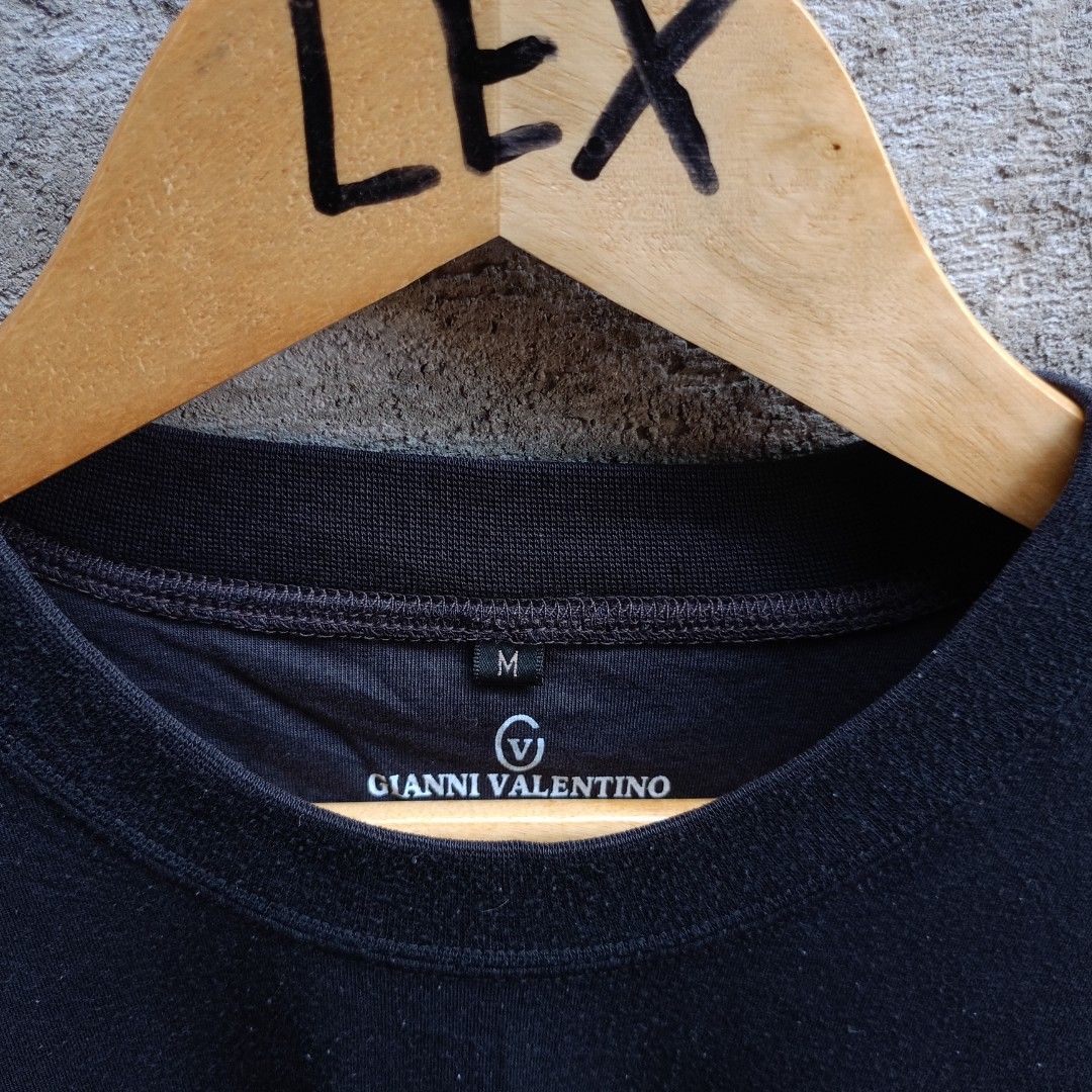 GIANNI VALENTINO POCKET TEE BLACK TEE (Category: Tshirts & Polo Shirts ) located in Koronadal. Submitted by thriflex.29 (Listing ID 1464685645, Image 3). Description: GIANNI VALENTINO POCKET TEE Size On Tag: Medium Measurements: Width 21.5 Length 26.5 Condition: 9/10 - Excellent Colorate: 9.5/10 No Issue Mine: 400.