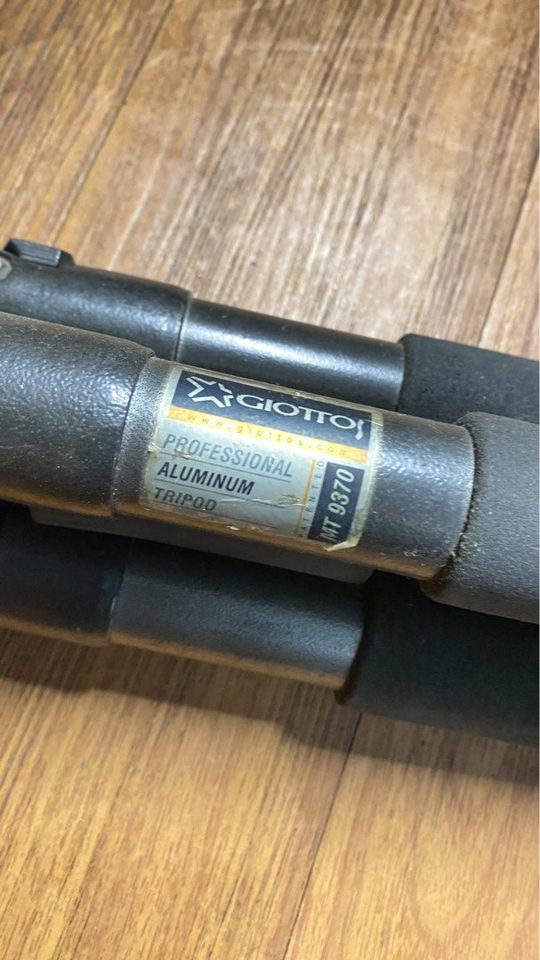 Giottos professional aluminum tripod MT9370 (Category: Tripods & Monopods) located in Makati City. Submitted by igoracm (Listing ID 1464625135, Image 3). Description: - Brand: Giottos - Model: MT9370 - Material: Professional Aluminum - Type: Tripod - Features: Sturdy construction for stable shots.