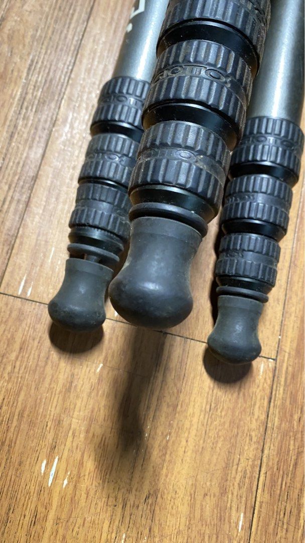 Giottos professional aluminum tripod MT9370 (Category: Tripods & Monopods) located in Makati City. Submitted by igoracm (Listing ID 1464625135, Image 2). Description: - Brand: Giottos - Model: MT9370 - Material: Professional Aluminum - Type: Tripod - Features: Sturdy construction for stable shots.