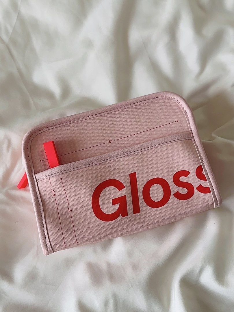 Glossier Mini Beauty Bag Pouch (Category: Luxury Bags & Wallets) located in Manila. Submitted by glossywife (Listing ID 1464591304, Image 1). Description: Bnew!! Never used it :) Rfs: Decluttering Mop: GCash / Bank Transfer Mod: GrabExpress / Lalamove / J&T makeup bag⁠ ⁠makeup organizer⁠ ⁠travel case⁠ ⁠beauty bag⁠ ⁠pouch⁠ ⁠skincare bag⁠ ⁠cosmetic bag⁠ ⁠travel essential⁠ glossier pink aesthetic summer fridays rhode saie tower 28 milk makeup ilia b