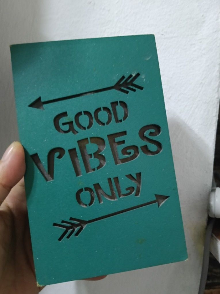 Good Vibes Only Hanging Display (Category: Wall Decor) located in Manila. Submitted by trendyie100 (Listing ID 1464620114, Image 1). Description: Price is fixed. Selling as is. Galing ng US, battery operated with light, still working, size: 6*3.5* 1.5 inches with signs of usage. Ganda pangdisplay pangpagood vibes😅 •Payment 1st policy •No return, no exchange, no refund.