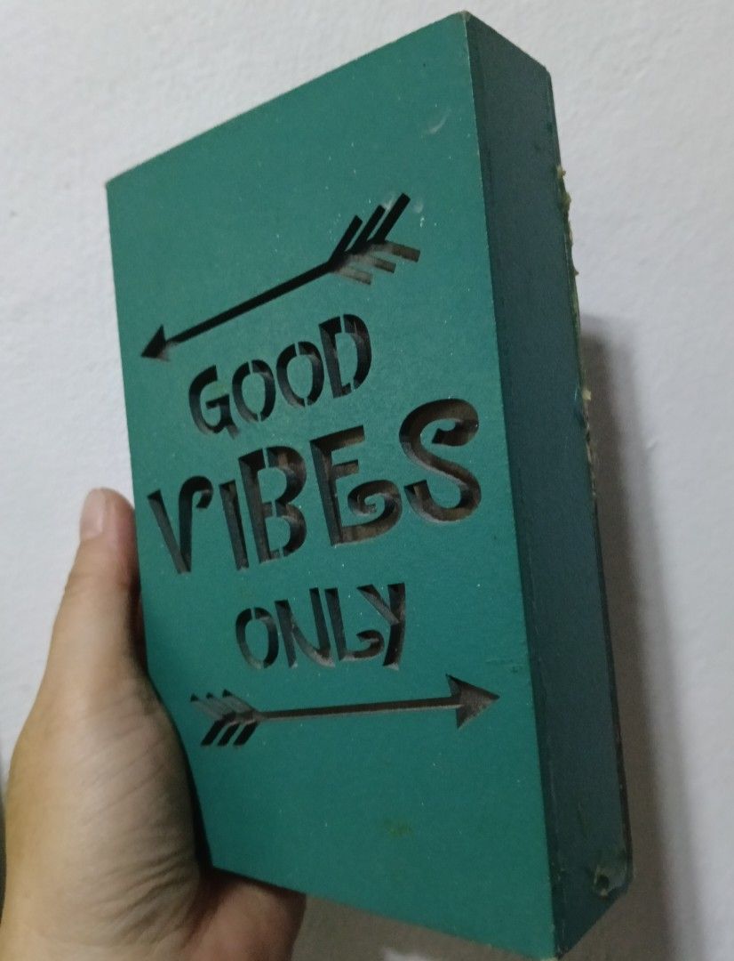 Good Vibes Only Hanging Display (Category: Wall Decor) located in Manila. Submitted by trendyie100 (Listing ID 1464620114, Image 3). Description: Price is fixed. Selling as is. Galing ng US, battery operated with light, still working, size: 6*3.5* 1.5 inches with signs of usage. Ganda pangdisplay pangpagood vibes😅 •Payment 1st policy •No return, no exchange, no refund.