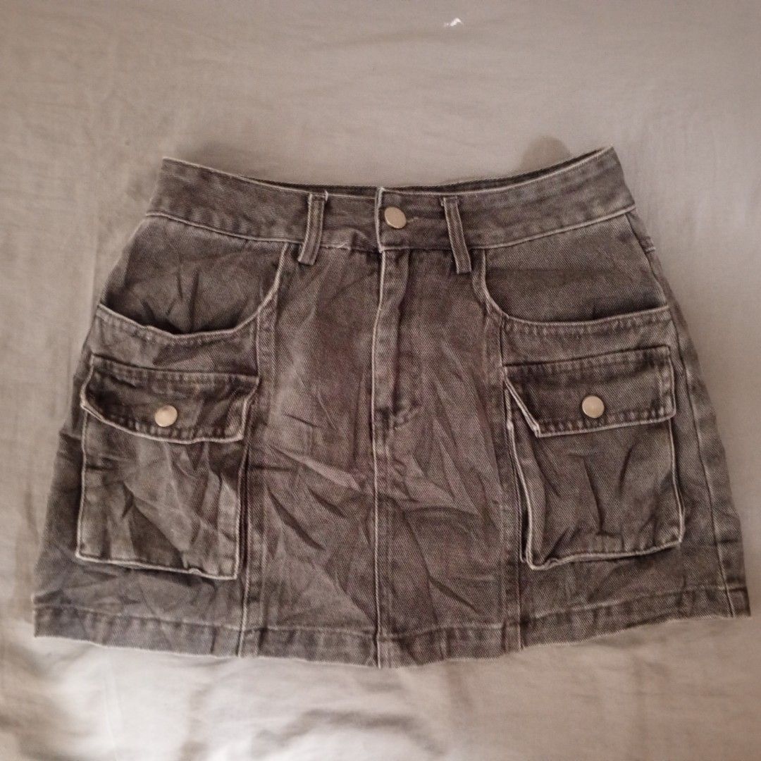 Grey Denim Cargo Mini Skorts Size 28 (Category: Skirts) located in Bacoor. Submitted by leah.92 (Listing ID 1459702837, Image 2). Description: - Cool grey denim mini skirt - Two large front cargo pockets with button closures - Classic five-pocket styling - Versatile: pairs well with t-shirts or crop tops - Perfect for casual outings.