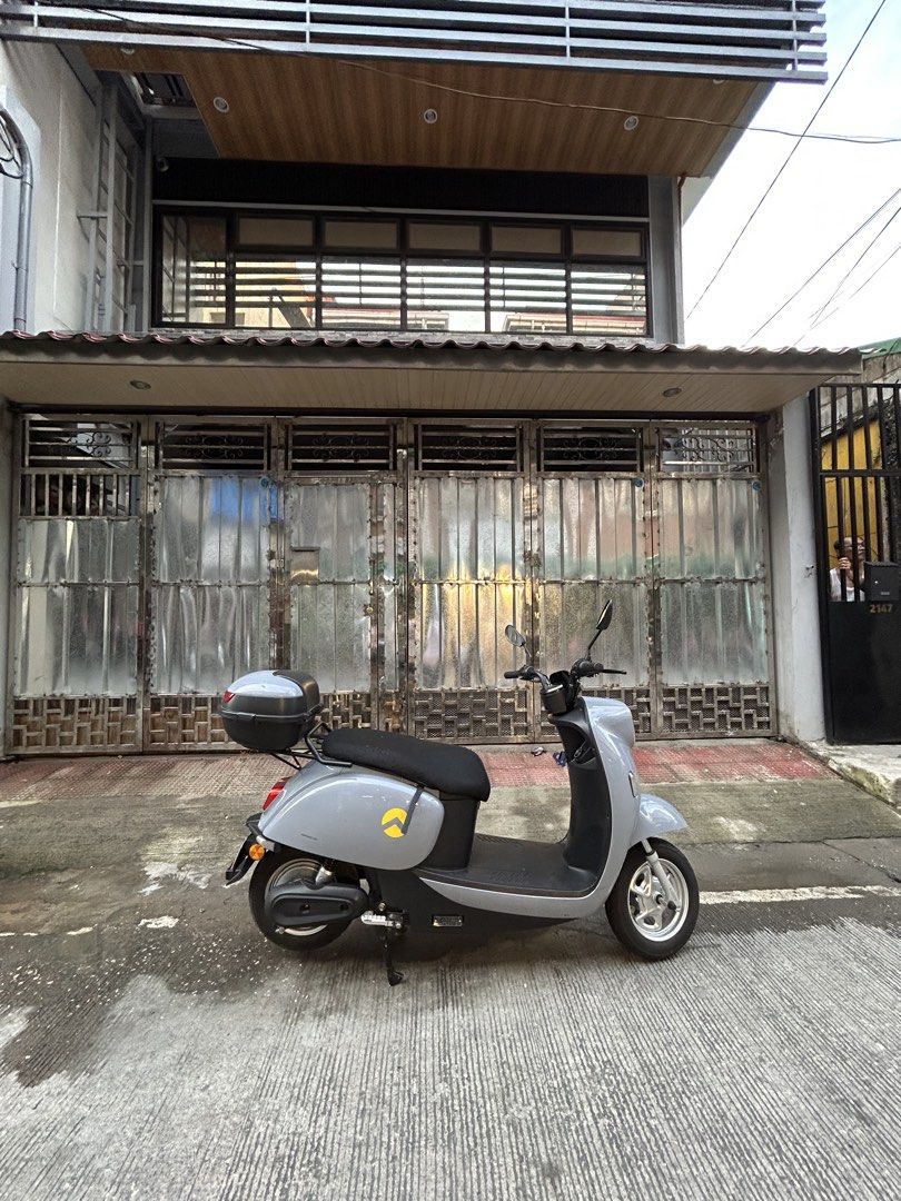 Grey Electric Scooter with Top Box (Category: Bicycles) located in Pasay City. Submitted by dada391 (Listing ID 1464603809, Image 1). Description: FOR 2 BIKES — ALL-IN! Selling 2 electric scooters as a set. Perfect for daily rides, errands, or short-distance travel! 🔋✨ 📌 Price: ₱40,000 for both 📌 2 electric scooters included 📌 Selling as a set / all-in 📩 PM for inquiries and further details! Serious buyers are welcome. 😊.