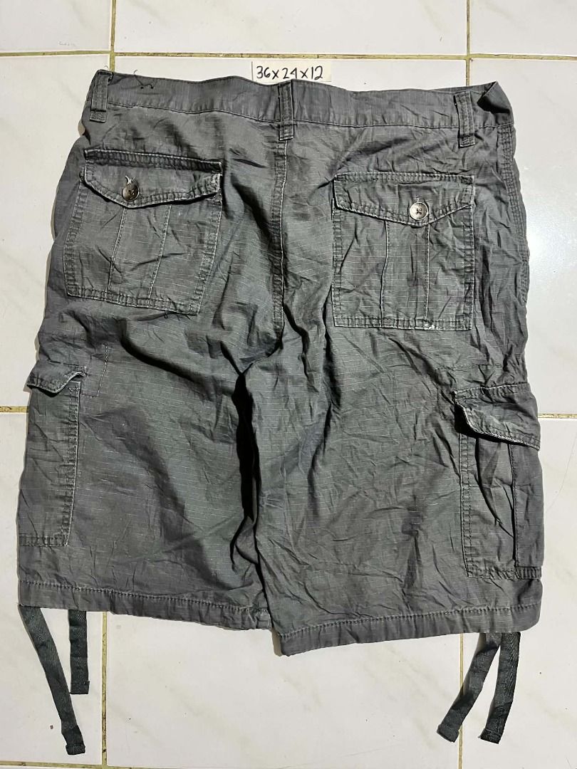 (SOLD) Grey Southpole cargo shorts (Category: Shorts) located in Rizal. Submitted by jhaydurden (Listing ID 1464619526, Image 2). Description: waist: 36 legnth: 24 leg op: 12 check my other listings for more items All Items are either off/authentic All items are either preloved/thrifted All issues are included in the picture Manage your expectations no cod, payment first only ship via j&t/lalamove/can do meet if near (dm for more questions).