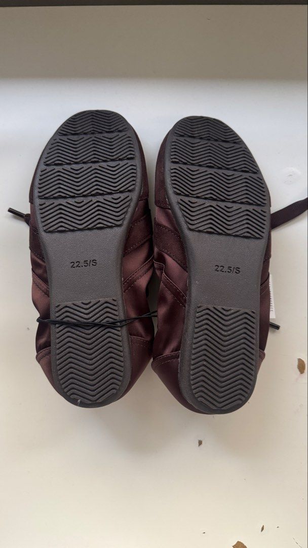 GU Ballet Sneakers (Category: Sneakers) located in Quezon City. Submitted by shoppingcl (Listing ID 1464661683, Image 3). Description: • Brand new, never been worn • Retails for ₱2500 • Size 22.5cm.