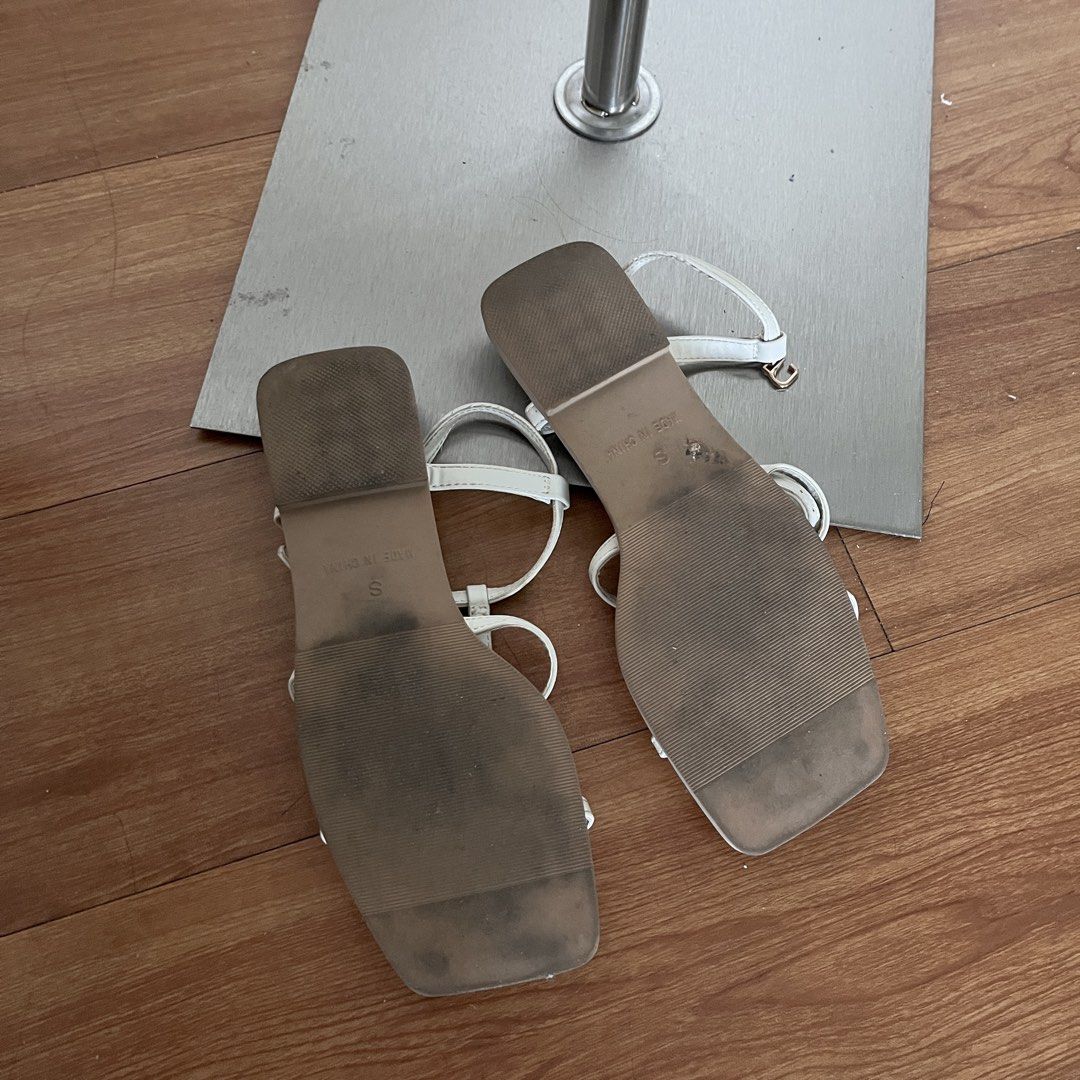 GU sandals (Category: Flats & Sandals) located in Muntinlupa City. Submitted by on.repeeat (Listing ID 1464571333, Image 3). Description: Used Size 22.5 (35).