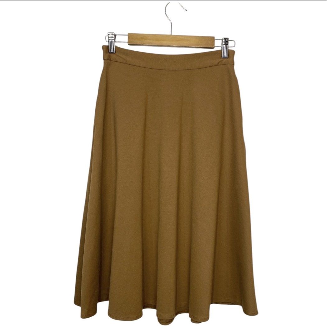 GU Women Brown Flared Skirt - Medium (Category: Skirts) located in Quezon City. Submitted by relovedbyms.o (Listing ID 1464610164, Image 2). Description: GU Women Flared Skirt Color: Brown Size: Medium Waist: 26-28 in. Length: 27 in. Condition: In very good condition Flaws: No visible flaws. MOP: Gotyme/Gcash/Maya Please note that color may vary due to lighting. *Preloved item/Thrifted..