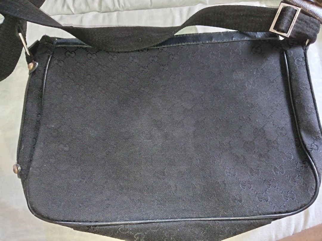 Gucci bag for men (Category: Luxury Bags & Wallets) located in Malolos. Submitted by shoptokyothrift (Listing ID 1464605069, Image 2). Description: As is Vintage Gucci bag For men Project bag Please check all photos carefully No code.