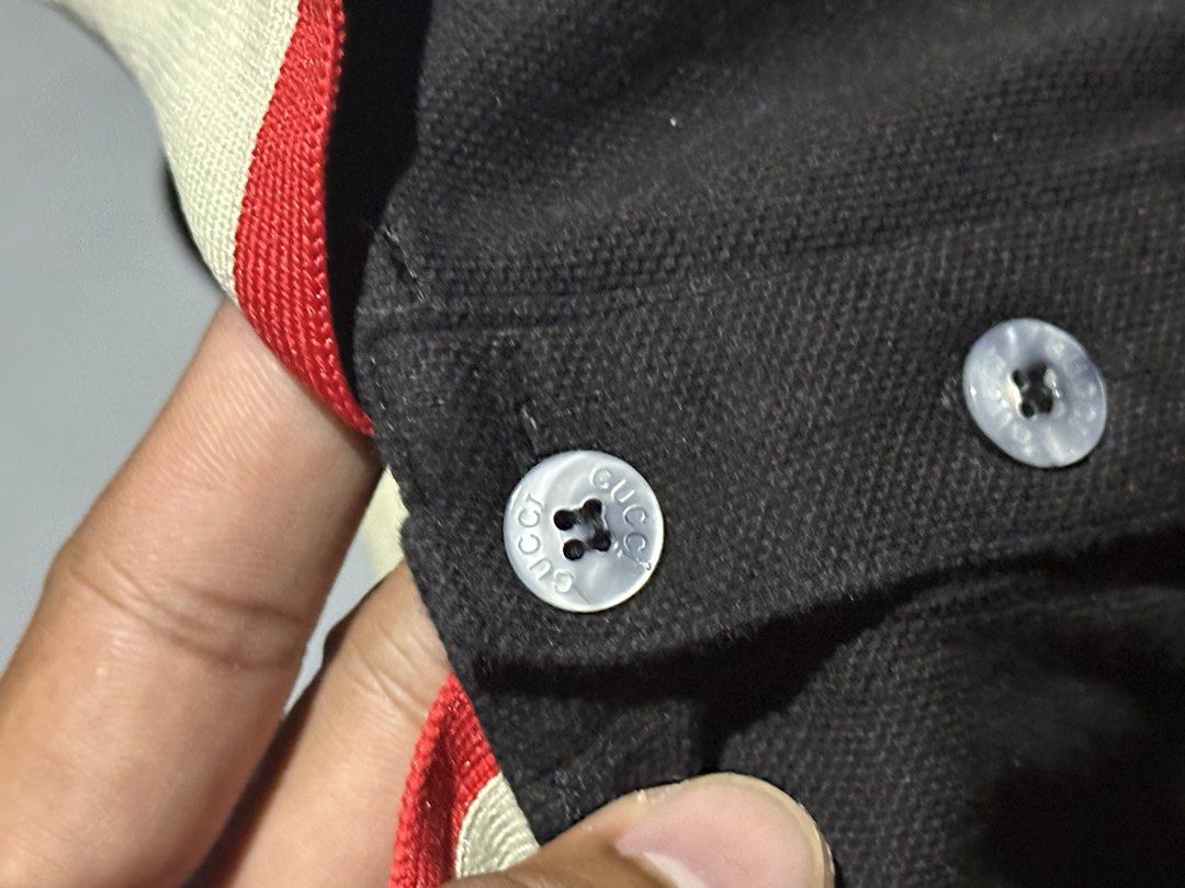 GUCCI BEE LOGO (Category: Luxury Apparel) located in Makati City. Submitted by js.street.finds (Listing ID 1464661085, Image 3). Description: dimes 20.5/25.