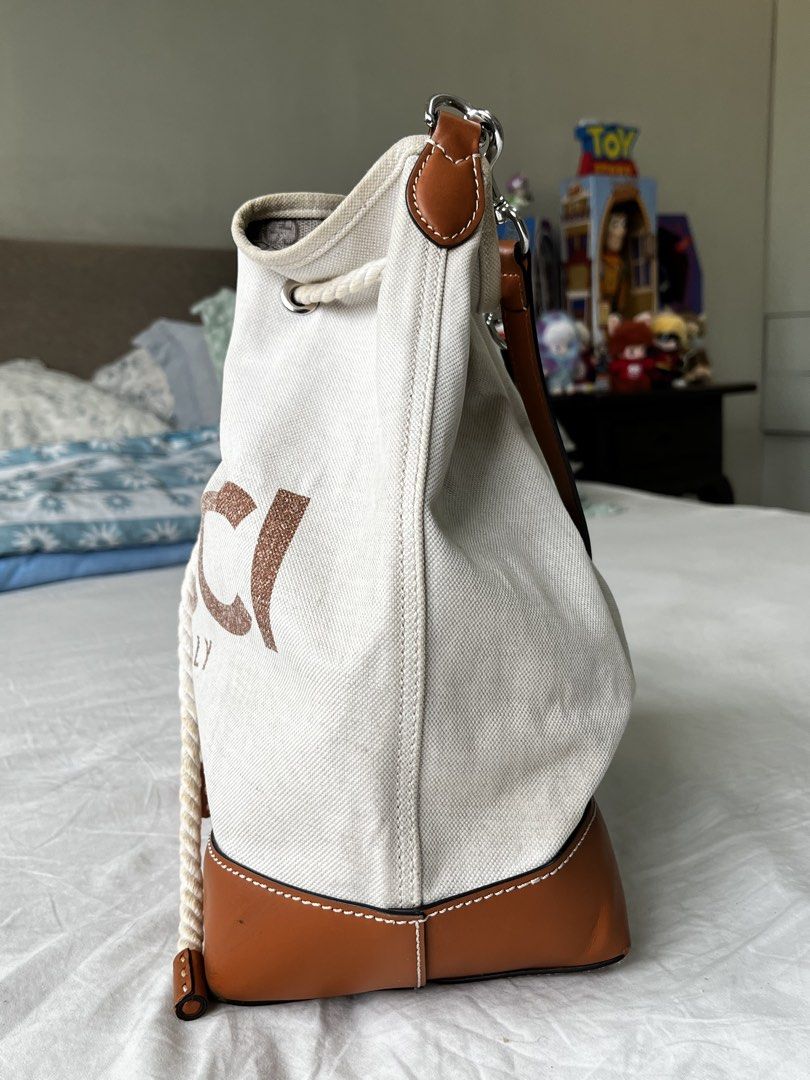 Gucci Bucket bag (Category: Luxury Bags & Wallets) located in Antipolo. Submitted by itsme_ghelsonn (Listing ID 1464610462, Image 3). Description: Need wash.